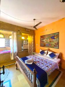 斋沙默尔Nomadic Backpackers Hostel的一间卧室设有一张大床和一个窗户。