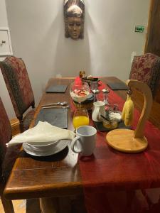 Dormans LandSouth Lodge House的一张木桌,上面有桌布