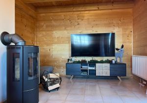 Hartelsberg1A Chalet Koralpe - im Ski Gebiet - Sauna und Wellness的客厅配有大屏幕平面电视