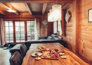 Hartelsberg1A Chalet Koralpe - im Ski Gebiet - Sauna und Wellness的一间设有木桌的房间,上面有食物