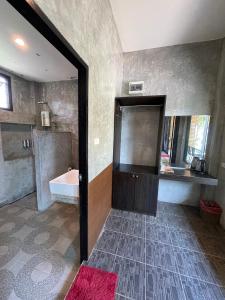 班帕那普兰Chill Villa的带浴缸和盥洗盆的大浴室
