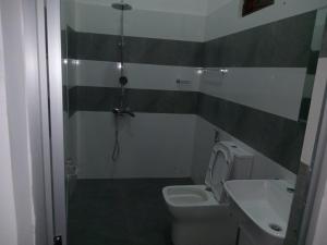 加姆波勒Idom Cozy的带淋浴、卫生间和盥洗盆的浴室