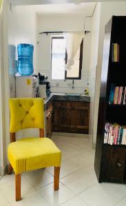 蒙巴萨Moraa’s Home的带水槽的厨房内的黄椅