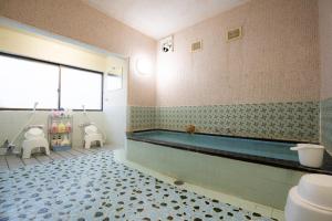 天川村Ichimaru Ryokan - Vacation STAY 35990v的带浴缸和卫生间的浴室。