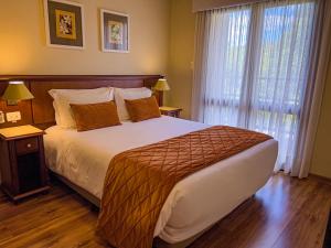格拉玛多西拉角酒店的一间卧室设有一张大床和一个窗户。
