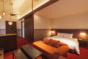 京都Marufukuro的酒店客房,配有床和沙发