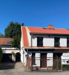 阿尔滕堡Haus Heiken的白色房子,有红色屋顶