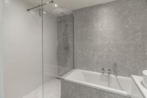 安特卫普Classy flat with awesome view and great location!的带淋浴、浴缸和盥洗盆的浴室