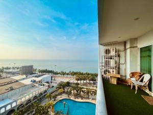 乔木提恩海滩OceanView Relaxing Suite & Yahaha的阳台享有酒店和游泳池的景色