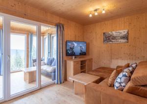 巴特圣莱昂哈德艾1A Chalet Rast - Grillen mit Traumblick, Indoor Sauna的带沙发和电视的客厅