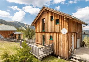 巴特圣莱昂哈德艾1A Chalet Rast - Grillen mit Traumblick, Indoor Sauna的木屋设有门廊和甲板