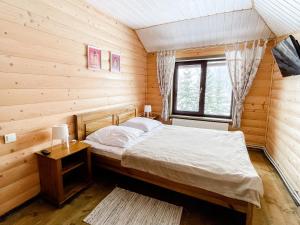 斯拉夫西克Provence的小木屋内一间卧室,配有一张床