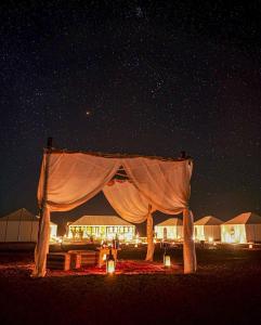 梅尔祖卡Merzouga Stars Luxury Camp的沙漠中的一个帐篷