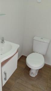 马瑙斯UM POUCO DE NATUREZA NO LAR的浴室配有白色卫生间和盥洗盆。