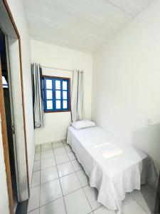 安谢塔Pousada das Ostras的小房间设有床和窗户