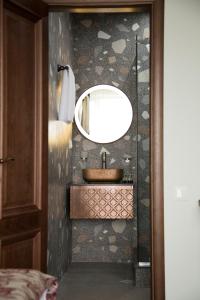 第比利斯Phazisi Hotel的一间带水槽和镜子的浴室