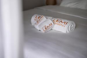 顺化Lemi - Homestay in Hue的床上有两卷卫生纸