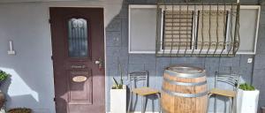 阿富拉RutSuite的一个带桶子和椅子的房子和一扇门