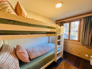 茨韦西门Chalet Solaria 2 bedrooms with mountain and garden view的双层床间 - 带两张双层床和一扇窗户