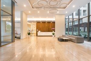 胡志明市Anthesis Riverside Apartment - Masteri Millennium的一个带沙发和桌子的大型大堂
