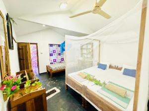 阿鲁甘湾Beach Cab Resort的一间卧室配有一张床和吊扇