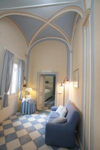 蒙多维蒙多福赖登公寓的一间设有蓝色沙发的房间和一间设有床铺的房间