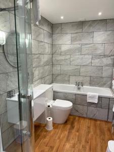 绍斯沃尔德兰多夫酒店 的带浴缸、卫生间和盥洗盆的浴室