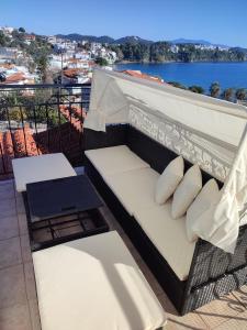 斯基亚索斯镇Villa Nina的水景阳台的一张床位