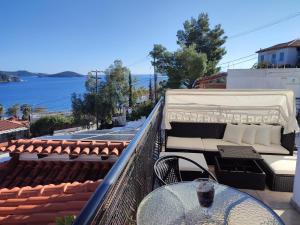 斯基亚索斯镇Villa Nina的阳台配有桌椅,享有水景。