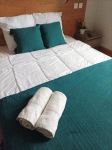 MourjouAuberge de Mourjou的一张大床,上面有两条可移动的毛巾