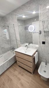 科尔多瓦MiRa San Basilio的一间带水槽、卫生间和镜子的浴室