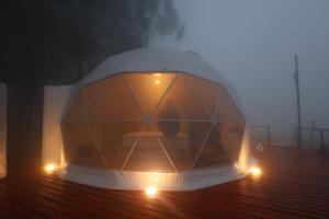科代卡纳尔Kanal Glamp Kodaikanal Luxuries的雾中甲板上的帐篷