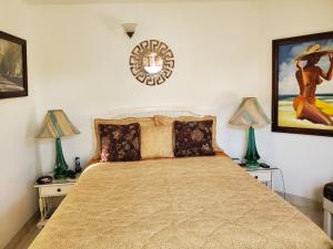欧丘里欧Sandcastles Resort, Ocho Rios的一间卧室配有一张大床和两盏灯
