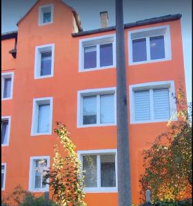 阿尔滕堡Angel的橙色的建筑,有白色的窗户和柱子