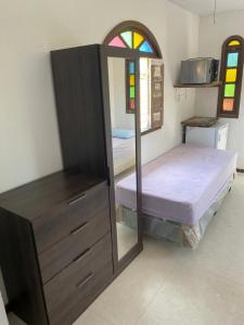 卡马萨里Cantinho dos Machados的一间卧室配有一张双层床和一个带镜子的梳妆台