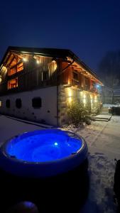 圣热尔韦莱班Wanderful Life MontBlanc refuge haut de gamme的房屋前的大蓝色浴缸