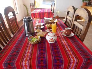 Comunidad YumaniCAMPO SANTO的一张桌子,上面有红色的桌布,上面有食物