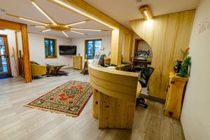 卡纳泽伊Chalet Margoni的办公室,房间设有木桌
