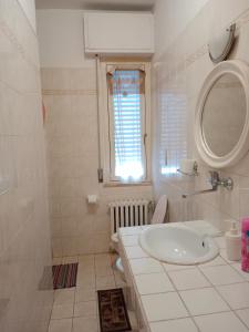 佩斯卡拉Villa di Pietro的白色的浴室设有水槽和窗户。