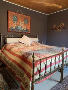 RezzanoLa baia dei lupi的一间卧室配有一张带五颜六色棉被的床