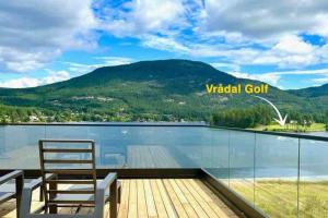 弗罗达尔Lakefront Villa, exclusive leisure property near Vrådal Golf, Straand Summerland & Panorama Ski center的山景阳台。