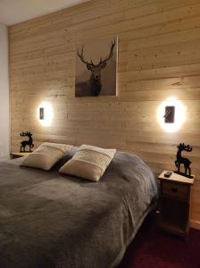 阿洛斯阳光普照酒店的卧室配有一张挂着鹿图的床铺。