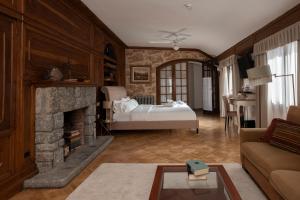 里贝斯的弗里瑟Angelats Hotel的客厅设有一张床和一个壁炉