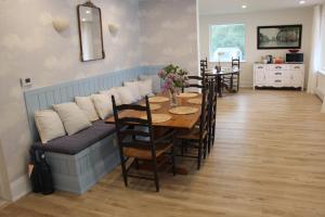 贝尔维尔4 Guest Suite with Waterfront Views at Fancie's PEC的一间带桌子和沙发的用餐室