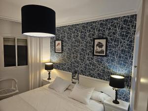 内尔哈Hostal Luna de Nerja HMA 02340的卧室配有白色的床和蓝色的墙壁