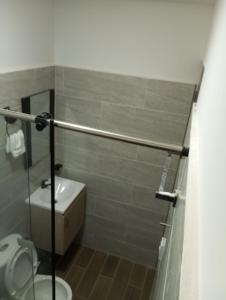 科韦尼亚斯Apartamento Villa Mary-Coveñas的一间带卫生间和水槽的小浴室