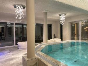 上施陶芬约翰索夫酒店的一座带吊灯的房子里的大型游泳池