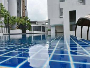 新山Cozy Sky Trees Bukit Indah with Smart TV l Pool B8的享有大楼内游泳池的景致