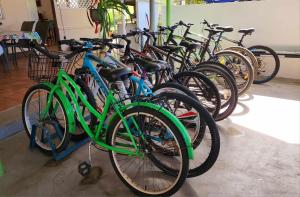 乌图罗阿Studio Rava 1 Room Fare Tepua Lodge的一组自行车连续停放