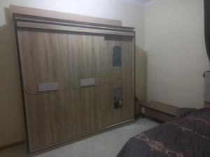 DisahRum Bedouin House的卧室内一张大木门,卧室内配有一张床